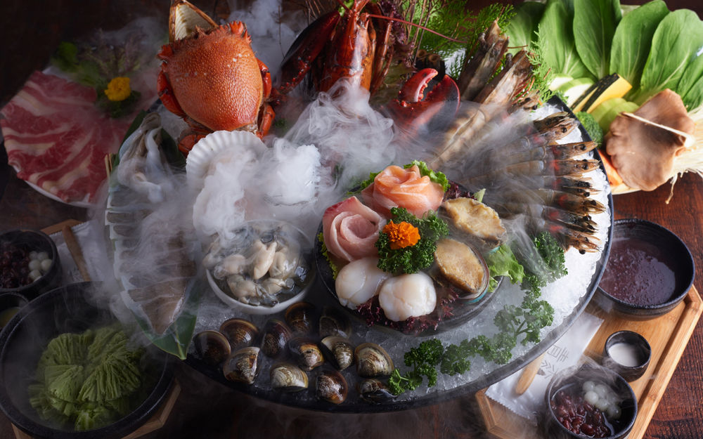 Обои для рабочего стола Японская кухня: блюдо - ассорти мясная нарезка, морепродукты, креветки, лобстер и зелень с соусами