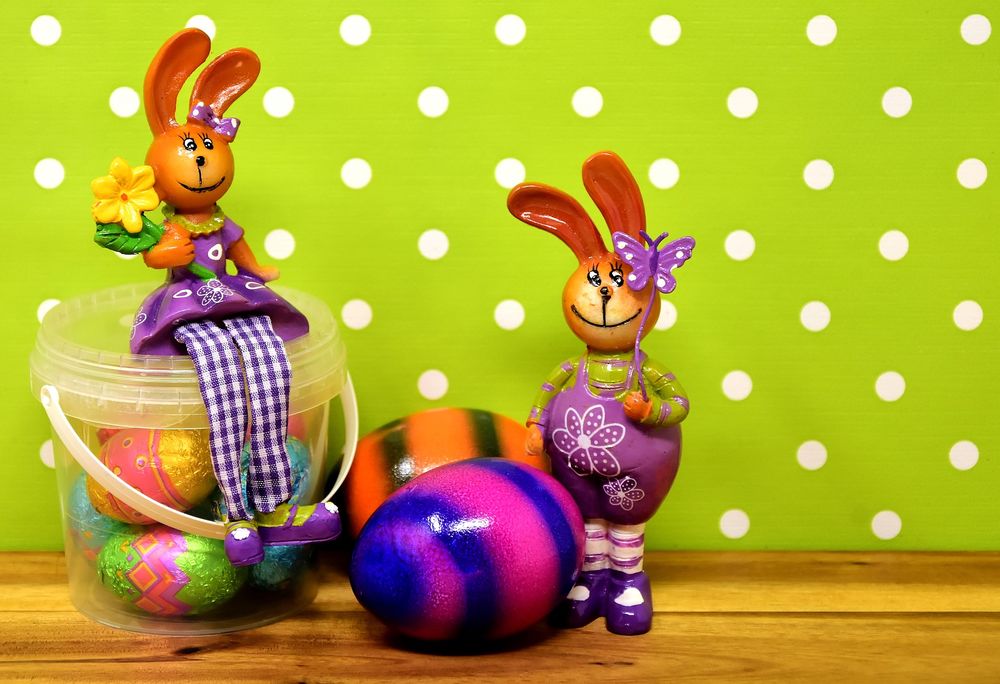 Обои для рабочего стола Пасхальные фигурки кроликов на фоне пасхальных яиц, by Alexas_Fotos