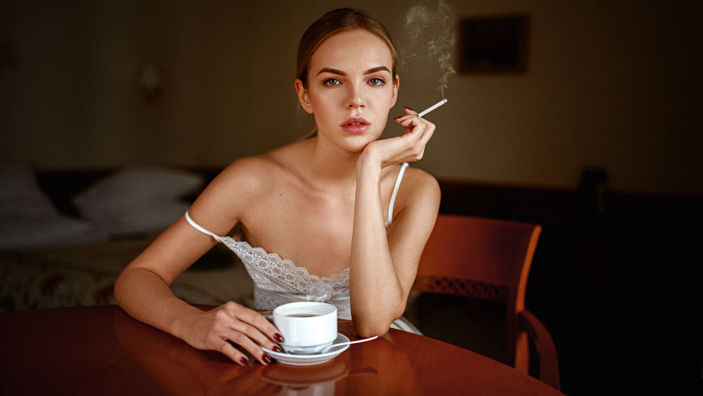 Обои для рабочего стола Модель Настя с сигаретой сидит за столом, by Georgy Chernyadyev