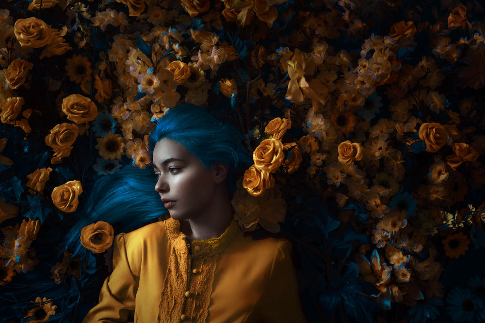 Обои для рабочего стола Девушка с голубыми волосами стоит на фоне желтых роз, by Adi Dekel