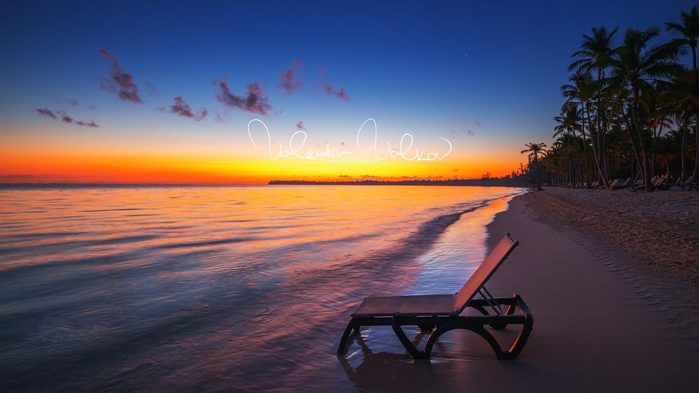 Обои для рабочего стола Шезлонг на пустом тропическом пляже с пальмами на рассвете, by Valentin Valkov