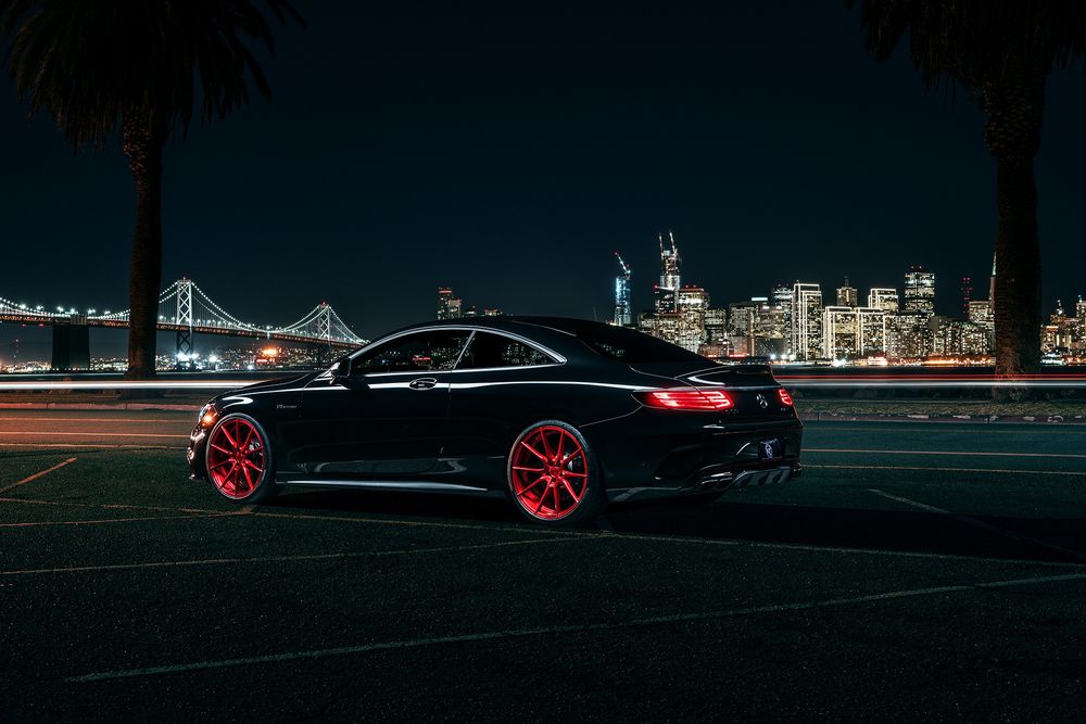 Обои для рабочего стола Черный Mercedes-Benz S63 AMG Coupe стоит на окраине ночного города