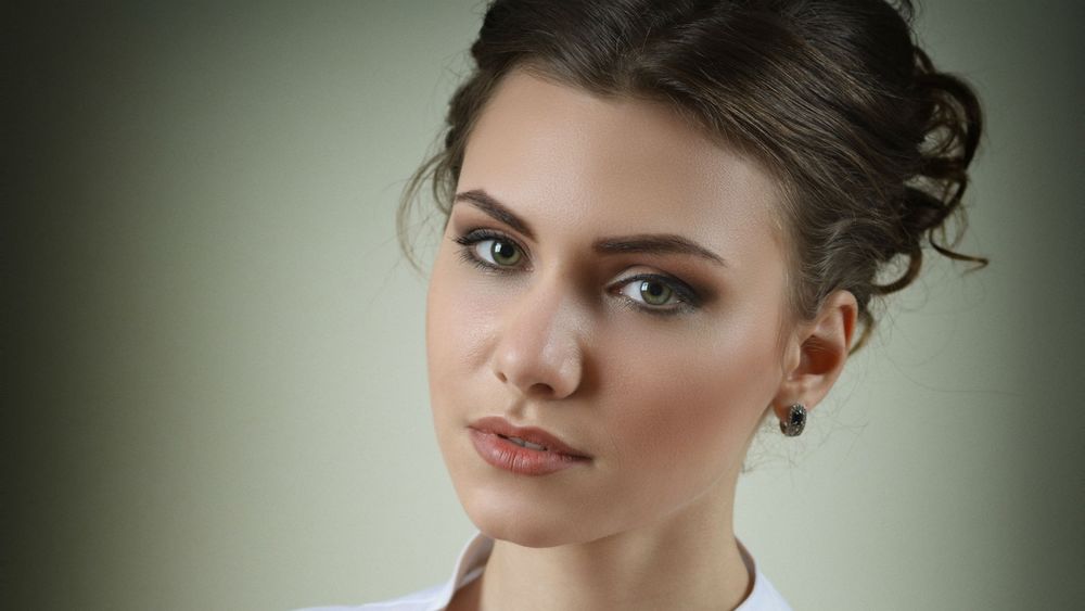 Обои для рабочего стола Девушка на размытом фоне