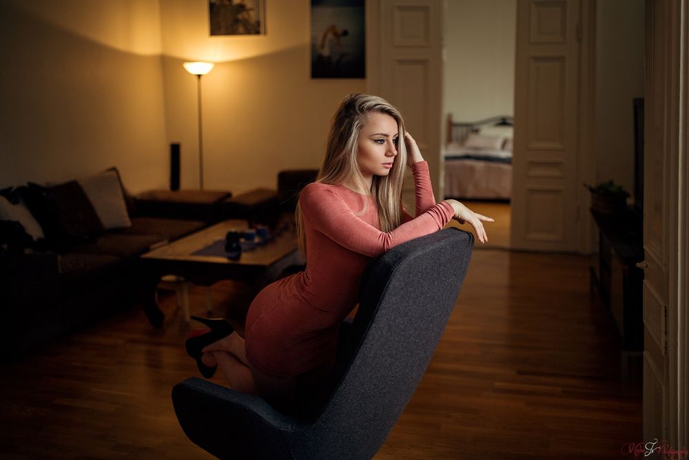 Обои для рабочего стола Модель Aleksandra стоит на коленях на кресле в комнате, фотограф Misho Jovicic
