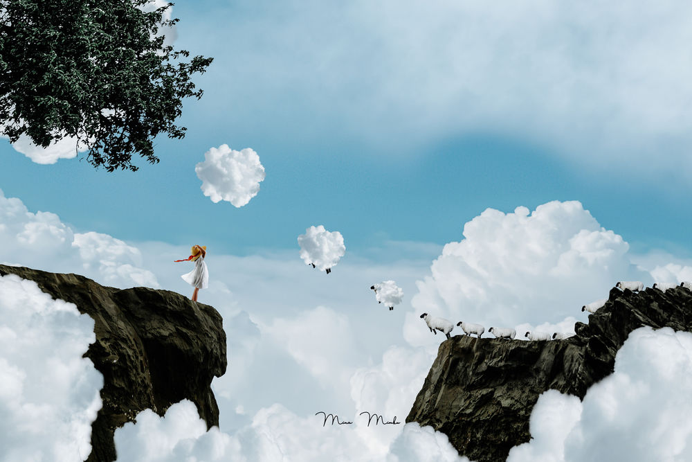Обои для рабочего стола Девочка стоит на скале и смотрит на облака-барашек, фотограф Mina Mimbu