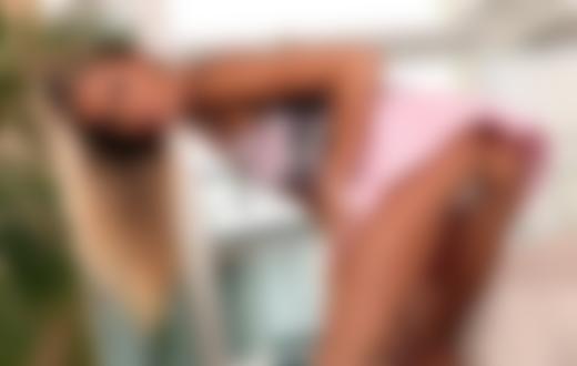 Обои на рабочий стол Девушка в короткой юбке