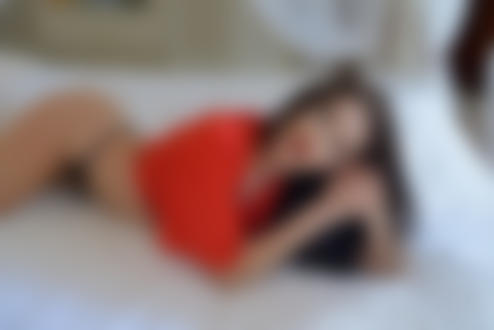 Обои для рабочего стола Девушка в красной блузе позирует на кровати, фотогаф Giovanni Zacche