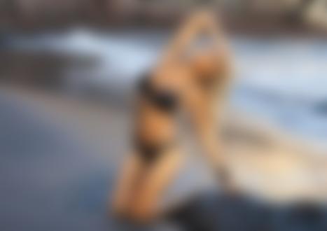 Обои для рабочего стола Модель Татьяна Веревкина в купальнике стоит на коленках на побережье