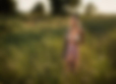 Обои на рабочий стол Девушка Heidi / Хайди в юбке и снятом жакете стоит в поле, by Kyle Cong