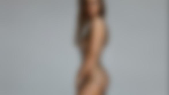 Обои на рабочий стол Модель Viki Odintcova / Виктория Одинцова на сером фоне