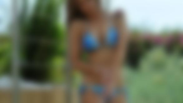 Обои на рабочий стол Джессика Джейн Клемент / Jessica Jane Clement в купальнике стоит на фоне природы