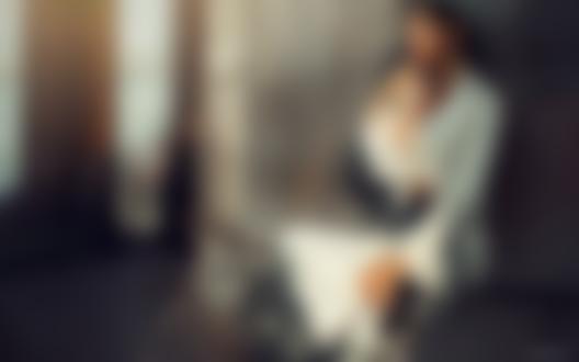 Обои для рабочего стола Модель Daria Shy в очках сидит у стены, фотограф Evgenii Angelov