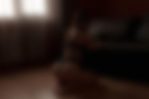 Обои на рабочий стол Девушка в нижнем белье и маске сидит на полу у дивана, фотограф Елена Губская