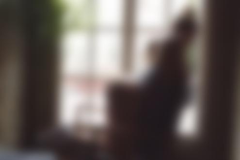 Обои для рабочего стола Модель Катерина Ширяева стоит на коленках на кресле у окна, by Stepan Kvardakov