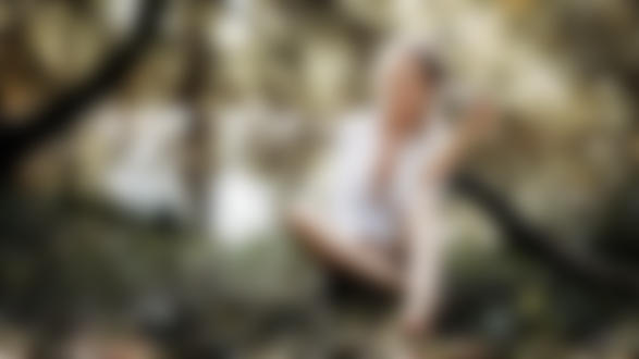 Обои на рабочий стол Модель Синди сидит на земле, by Оzgur-Media