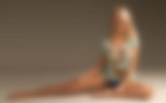 Обои на рабочий стол Модель Ekaterina Enokaeva / Екатерина Енокаева сидит на полу