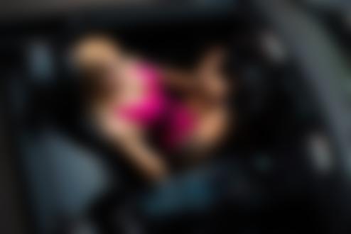 Обои для рабочего стола Блондинка в купальнике и с тату на ноге сидит за рулем в авто Honda S2000