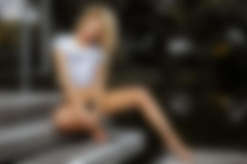 Обои на рабочий стол Модель Ann-Kathrin сидит на ступеньках, фотограф Оzgur-Media