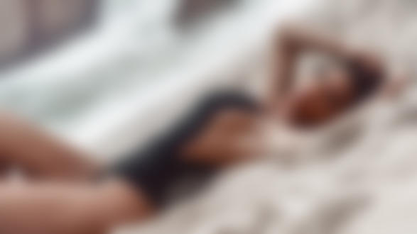 Обои на рабочий стол Модель Andy лежит на песке, by Pedro Courelas