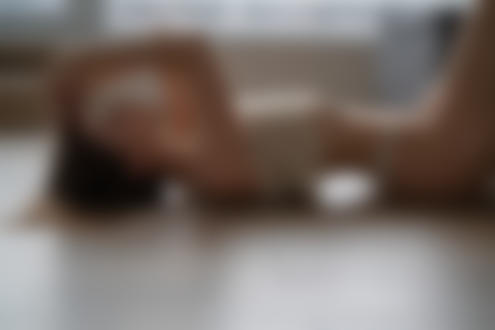Обои для рабочего стола Девушка Miluniel лежит на полу, фотограф Doriano Di Salvo
