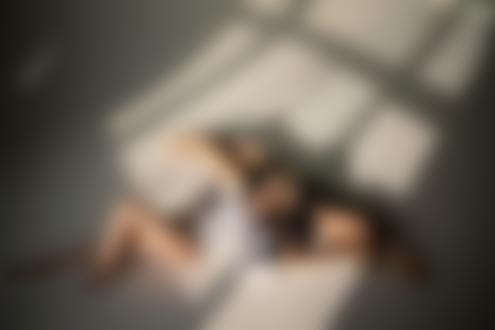Обои для рабочего стола Модели Катя и Мила лежат на полу, фотограф Максим Густарев