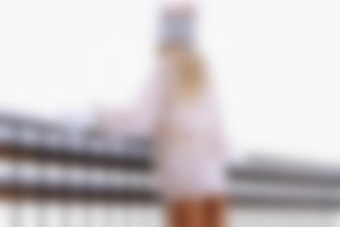 Обои для рабочего стола Модель Nata Lee в шапочке и свитере стоит у ограждения моста, фотограф Александр Маврин