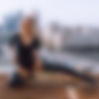 Обои на рабочий стол Модель Анжелика Лесик позирует на крыше дома, фотограф Егор Демидов