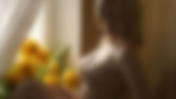 Обои на рабочий стол Блондинка топлес сидит около окна с цветами