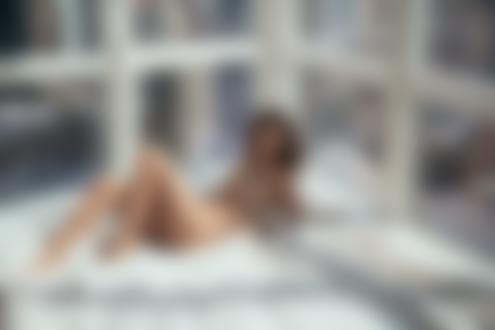 Обои на рабочий стол Модель Erica Candice лежит у окна, by Jen Senn