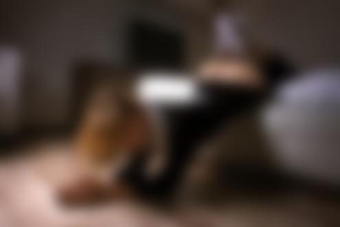 Обои на рабочий стол Девушка позирует в комнате, положив ножки на диван, фотограф Igor Fomakin
