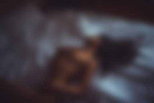 Обои на рабочий стол Обнаженная модель позирует на кровати. Фотограф Йордан Георгиев