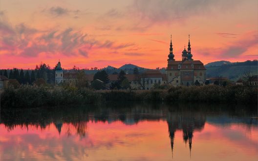 Обои на рабочий стол Чехия, городок отражается на глади озера в свете уходящего солнца