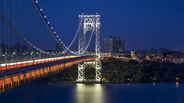 Обои на рабочий стол Ночной город, мост через реку весь в огнях