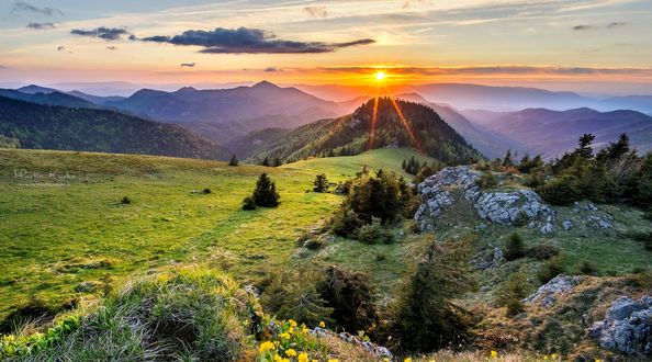 Обои на рабочий стол Закат над горным лугом, фотограф Мартин Kurka