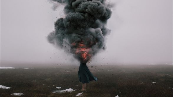 Обои на рабочий стол Взрывная девушка стоит в поле на траве на фоне тумана, by Rosie Hardy / Рози Харди
