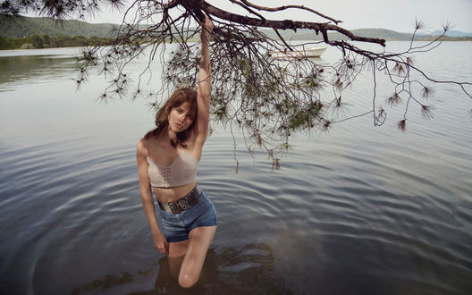 Обои на рабочий стол Модель Olivia Frolich стоит в воде под деревом, фотограф Anais Pouliot / Анаис Пульо
