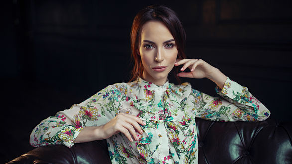 Обои на рабочий стол Девушка Urszula в цветастой блузе, фотограф Damian Piоrko