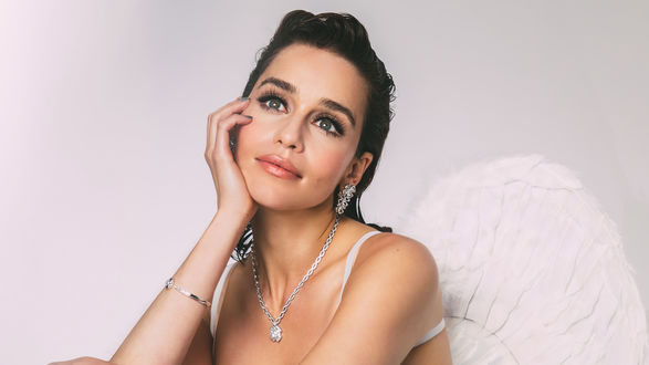 Обои на рабочий стол Актриса Эмилия Кларк / Emilia Clarke на белом фоне