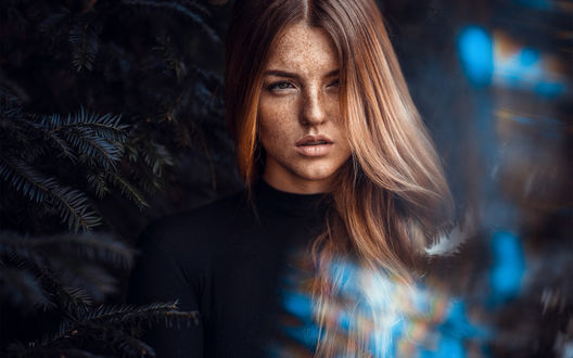 Обои на рабочий стол Модель Лаура / Laura стоит у хвойного дерева, by Anatoli Oskin