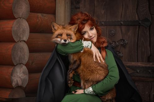 Обои на рабочий стол Девушка с лисой сидит у домика. Фотограф Балабан Анна