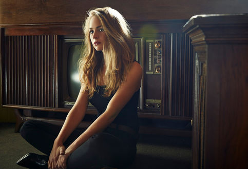 Обои на рабочий стол Актриса Бритт Робертсон / Britt Robertson сидит в комнате