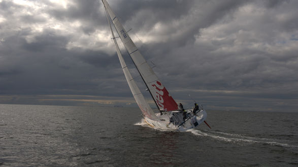 Обои на рабочий стол Парусная яхта на море под облачным небом
