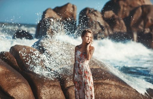 Обои на рабочий стол Модель Юля стоит на фоне камней и моря. Фотограф Бурдов Александр