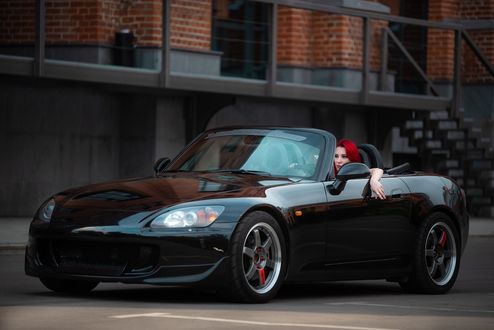 Обои на рабочий стол Рыжеволосая девушка сидит за рулем в авто Honda S2000