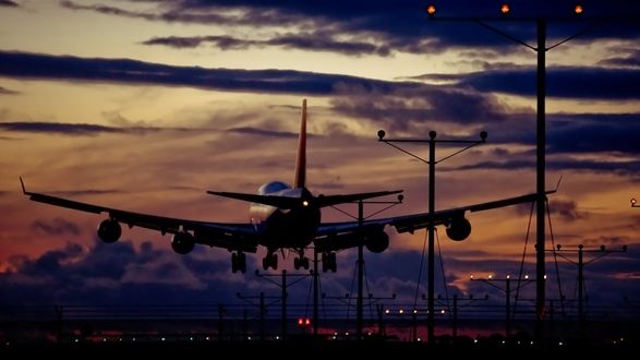 Обои на рабочий стол Самолет взлетает в вечернее небо