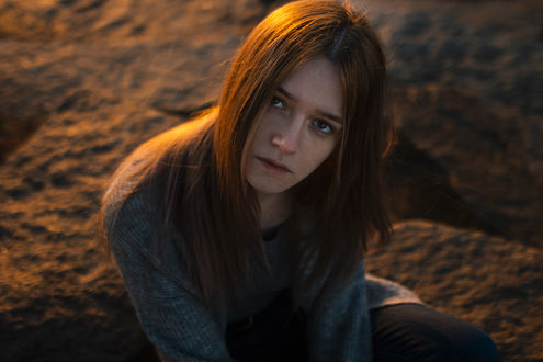 Обои на рабочий стол Девушка Настя сидит на земле, by Nataliya Youdanova