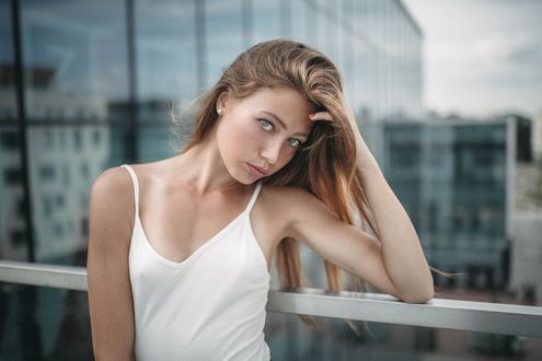 Обои на рабочий стол Модель Viktorie Wojcikovа стоит на фоне города, by Jiri Tulach