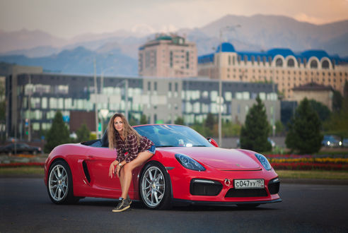 Обои на рабочий стол Девушка присела на красный Boxster Porsche 718 Cayman. Фотограф Илья Афанасьев
