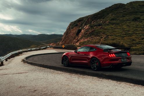 Обои на рабочий стол Красный Ford Shelby Mustang GT500 стоит на трассе в горах