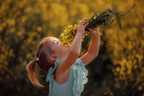 Обои на рабочий стол Девочка с букетом цветов в руках. Фотограф Шелеметева Светлана